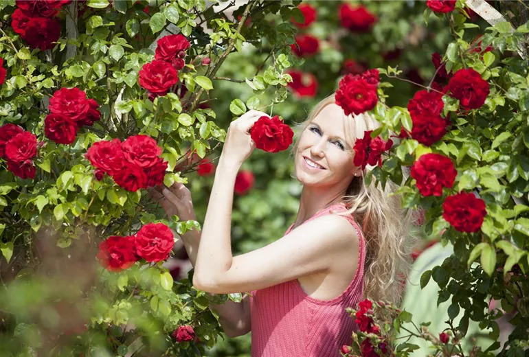 Frau mit Rosen